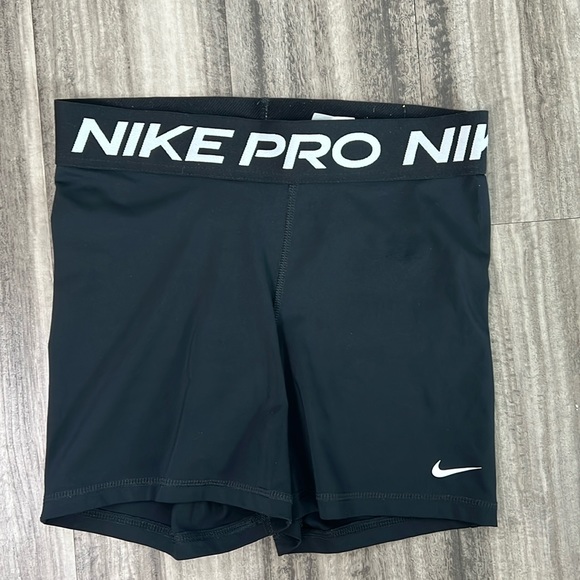 NIKE SIZE DRY FIT shorts 5” - Picture 1 of 4